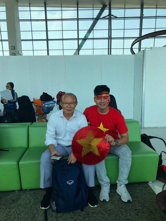 nguoi-ham-mo-xin-chu-ky-chup-anh-cung-cac-cau-thu-olympic-viet-nam-truoc-gio-bay-ve-nuoc