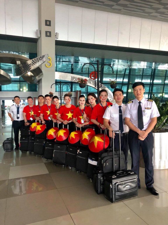 nguoi-ham-mo-xin-chu-ky-chup-anh-cung-cac-cau-thu-olympic-viet-nam-truoc-gio-bay-ve-nuoc