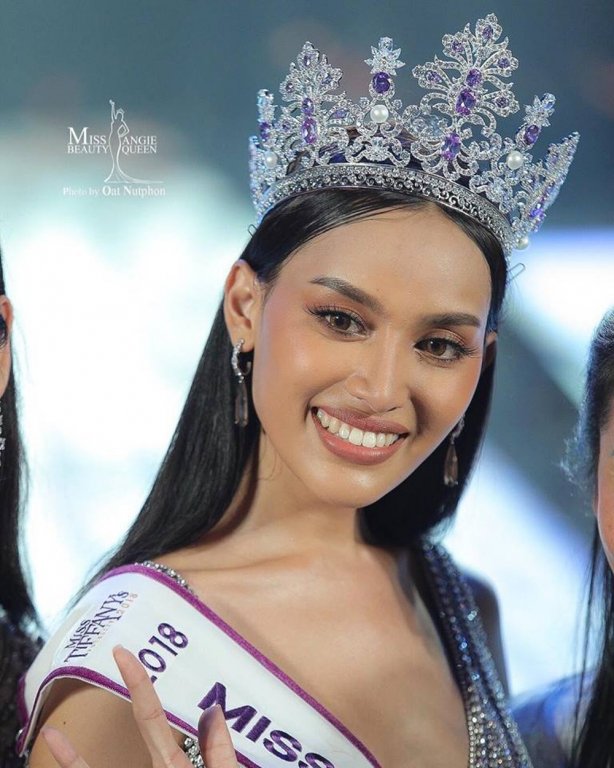 nhan-sac-goi-cam-cua-tan-hoa-hau-chuyen-gioi-thai-lan-2018-bi-dat-len-ban-can-voi-than-tien-ty-ty-yoshi