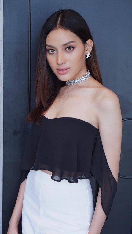nhan-sac-goi-cam-cua-tan-hoa-hau-chuyen-gioi-thai-lan-2018-bi-dat-len-ban-can-voi-than-tien-ty-ty-yoshi