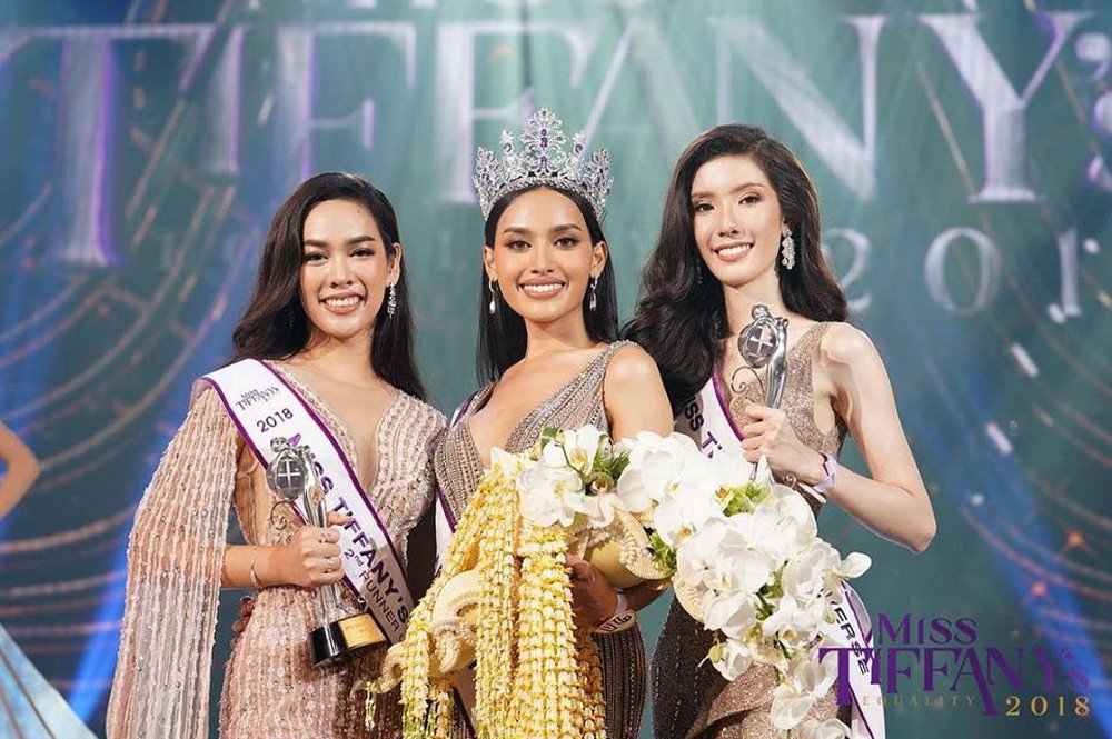 nhan-sac-goi-cam-cua-tan-hoa-hau-chuyen-gioi-thai-lan-2018-bi-dat-len-ban-can-voi-than-tien-ty-ty-yoshi