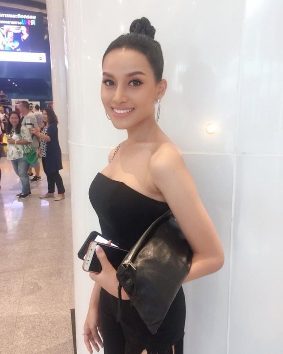 nhan-sac-goi-cam-cua-tan-hoa-hau-chuyen-gioi-thai-lan-2018-bi-dat-len-ban-can-voi-than-tien-ty-ty-yoshi