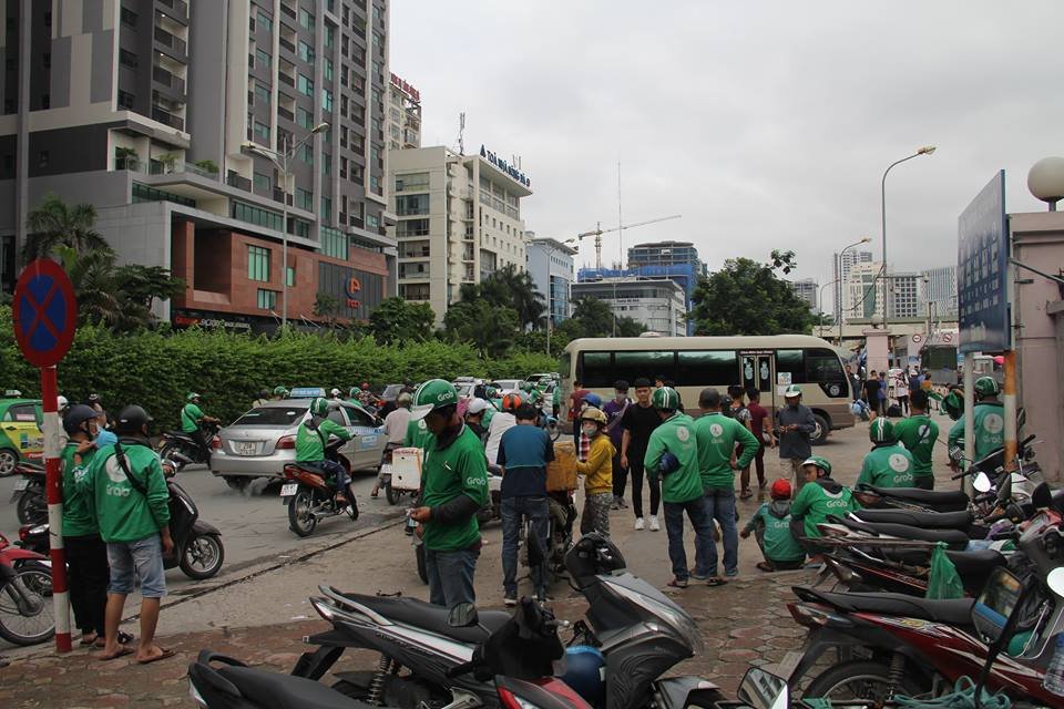 het-nghi-le-29-ben-xe-dong-nghet-giao-thong-ha-noi-cang-nhu-day-dan