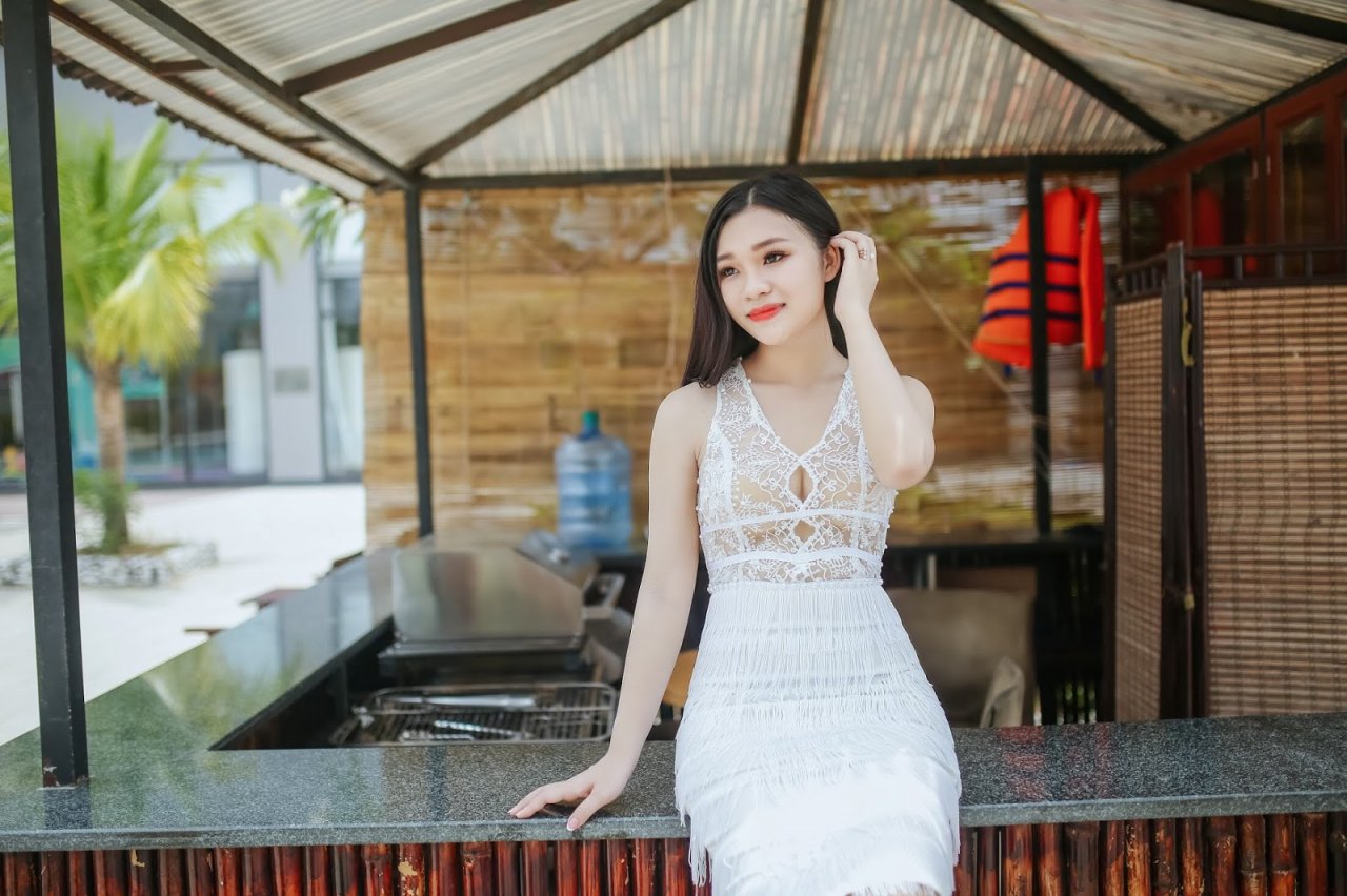 Á khôi Duyên dáng áo dài vừa rửa bát vừa hát gây 