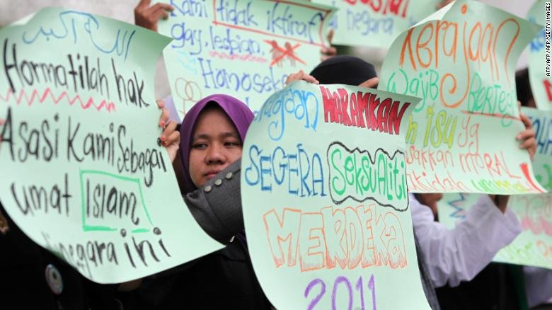 cong-dong-lgbt-malaysia-so-hai-khi-hai-phu-nu-dong-tinh-bi-phat-roi