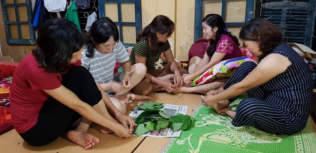 Rớt nước mắt với bát mì tôm ăn vội của giáo viên miền núi sau lễ khai giảng