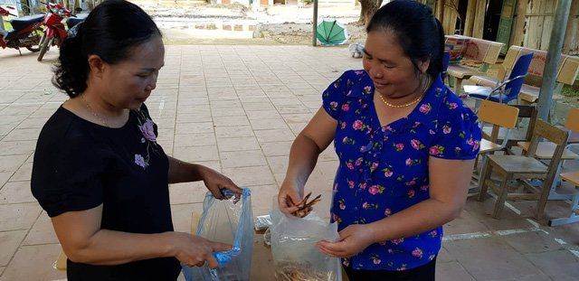 Rớt nước mắt với bát mì tôm ăn vội của giáo viên miền núi sau lễ khai giảng