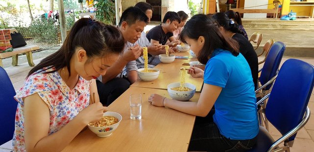 Rớt nước mắt với bát mì tôm ăn vội của giáo viên miền núi sau lễ khai giảng