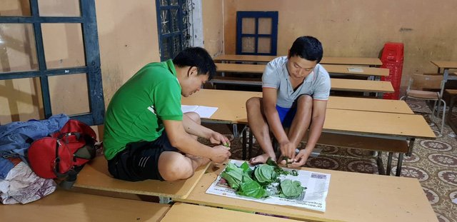 Rớt nước mắt với bát mì tôm ăn vội của giáo viên miền núi sau lễ khai giảng