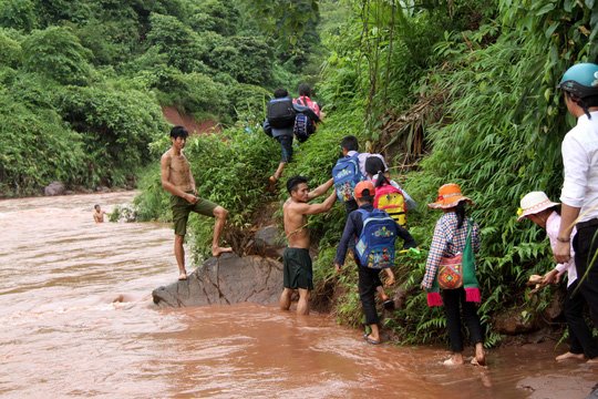 cam-dong-hinh-anh-le-khai-giang-nam-hoc-moi-o-lai-chau-sau-mua-lu