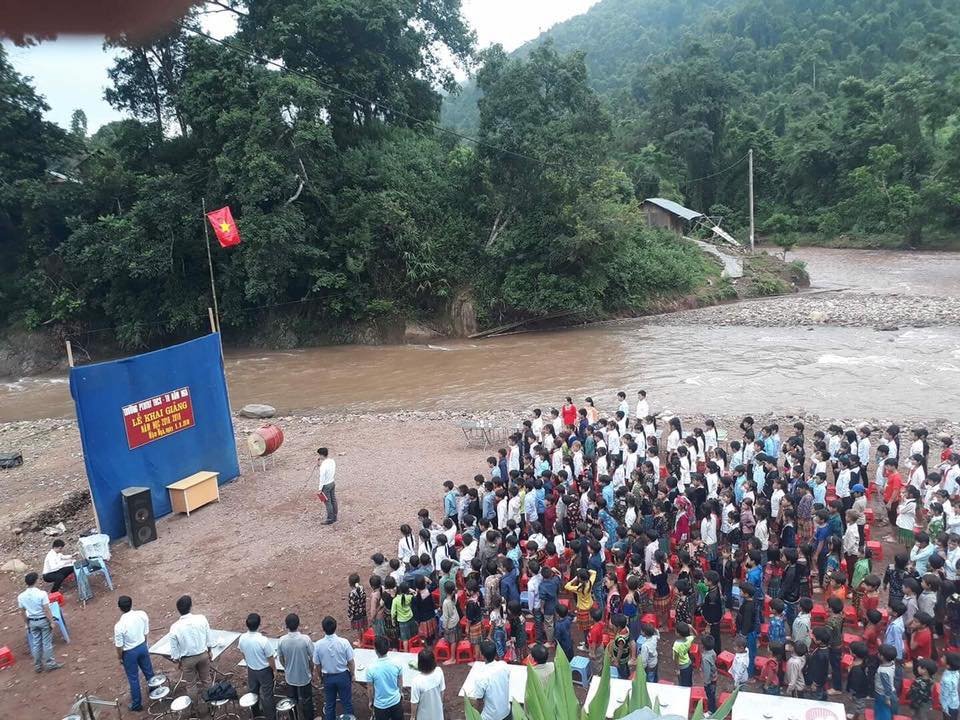 cam-dong-hinh-anh-le-khai-giang-nam-hoc-moi-o-lai-chau-sau-mua-lu