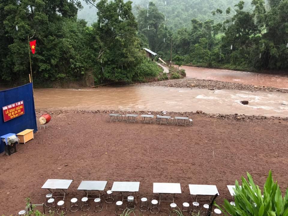 cam-dong-hinh-anh-le-khai-giang-nam-hoc-moi-o-lai-chau-sau-mua-lu