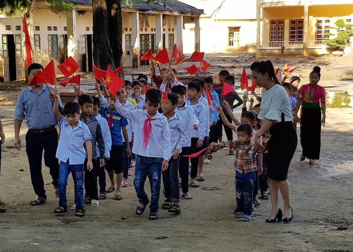 cam-dong-hinh-anh-le-khai-giang-nam-hoc-moi-o-lai-chau-sau-mua-lu