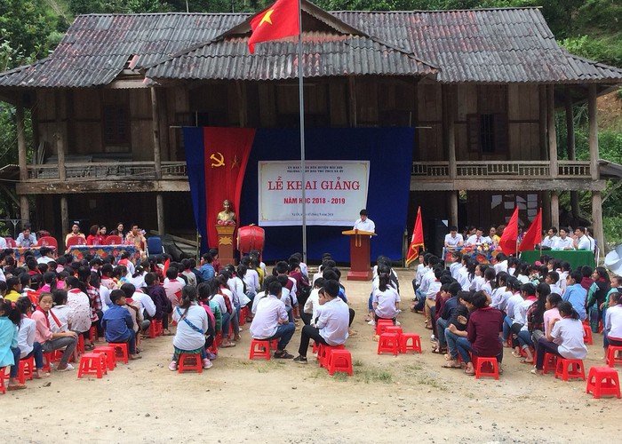 cam-dong-hinh-anh-le-khai-giang-nam-hoc-moi-o-lai-chau-sau-mua-lu