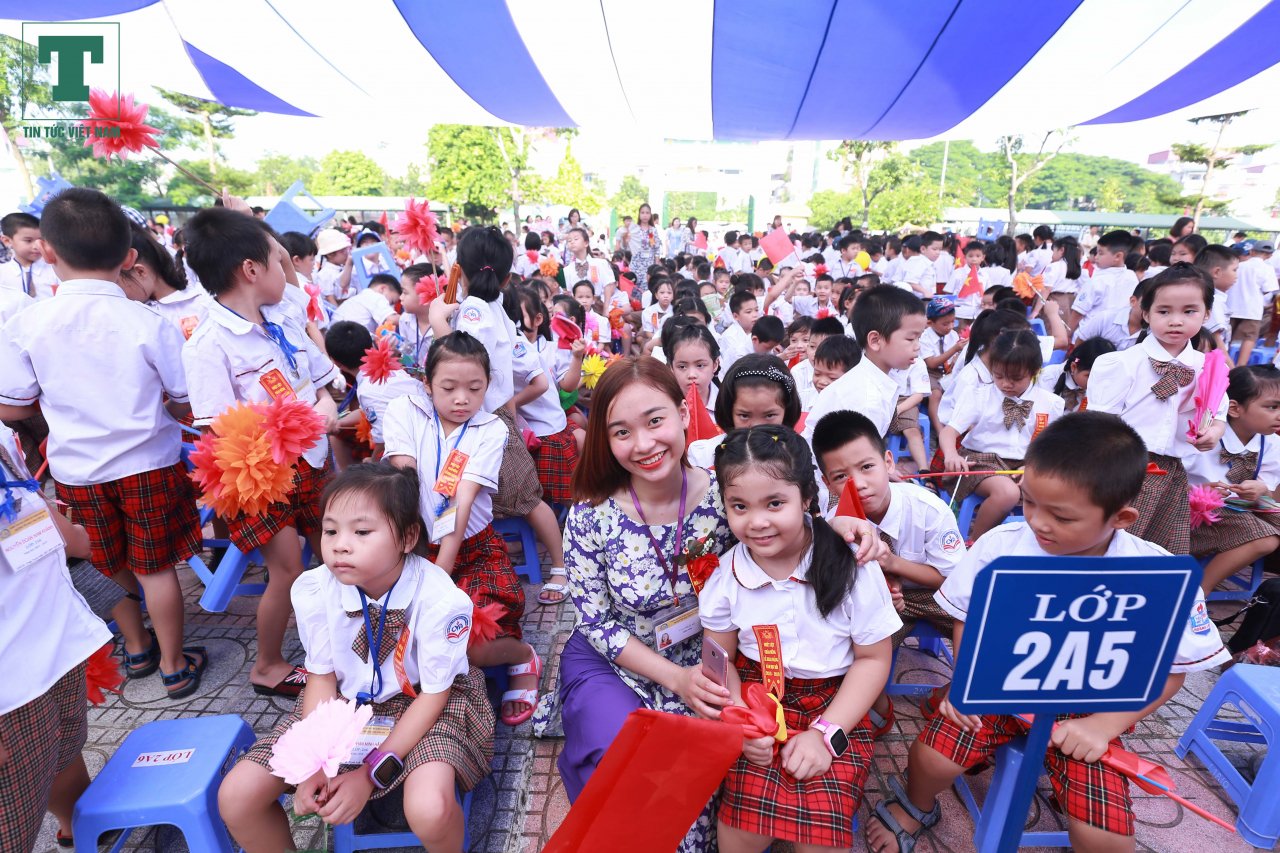 canh-dong-duc-trong-ngay-khai-giang-o-truong-tieu-hoc-nhieu-hoc-sinh-lop-1-nhat-ha-noi