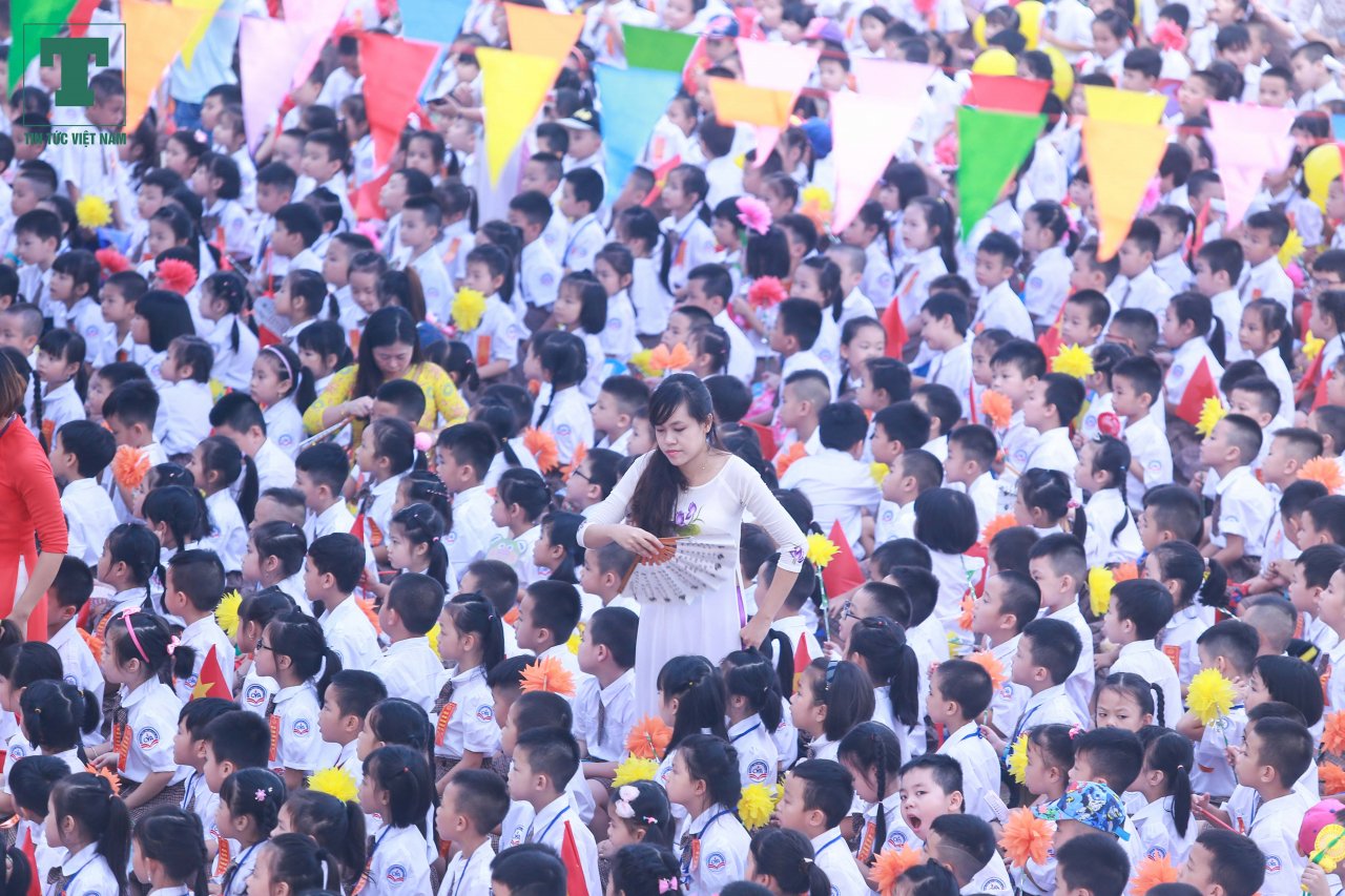 canh-dong-duc-trong-ngay-khai-giang-o-truong-tieu-hoc-nhieu-hoc-sinh-lop-1-nhat-ha-noi
