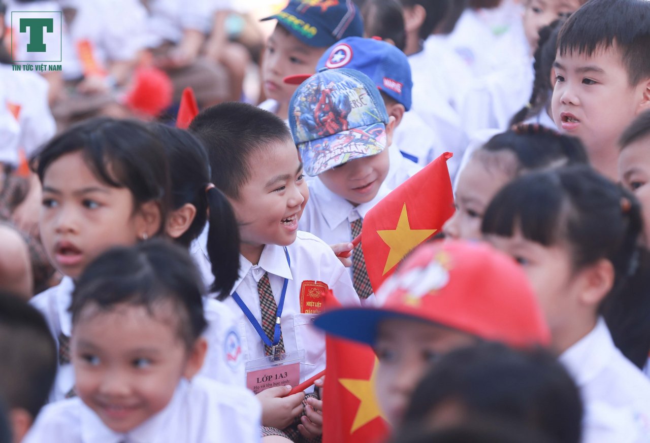 canh-dong-duc-trong-ngay-khai-giang-o-truong-tieu-hoc-nhieu-hoc-sinh-lop-1-nhat-ha-noi