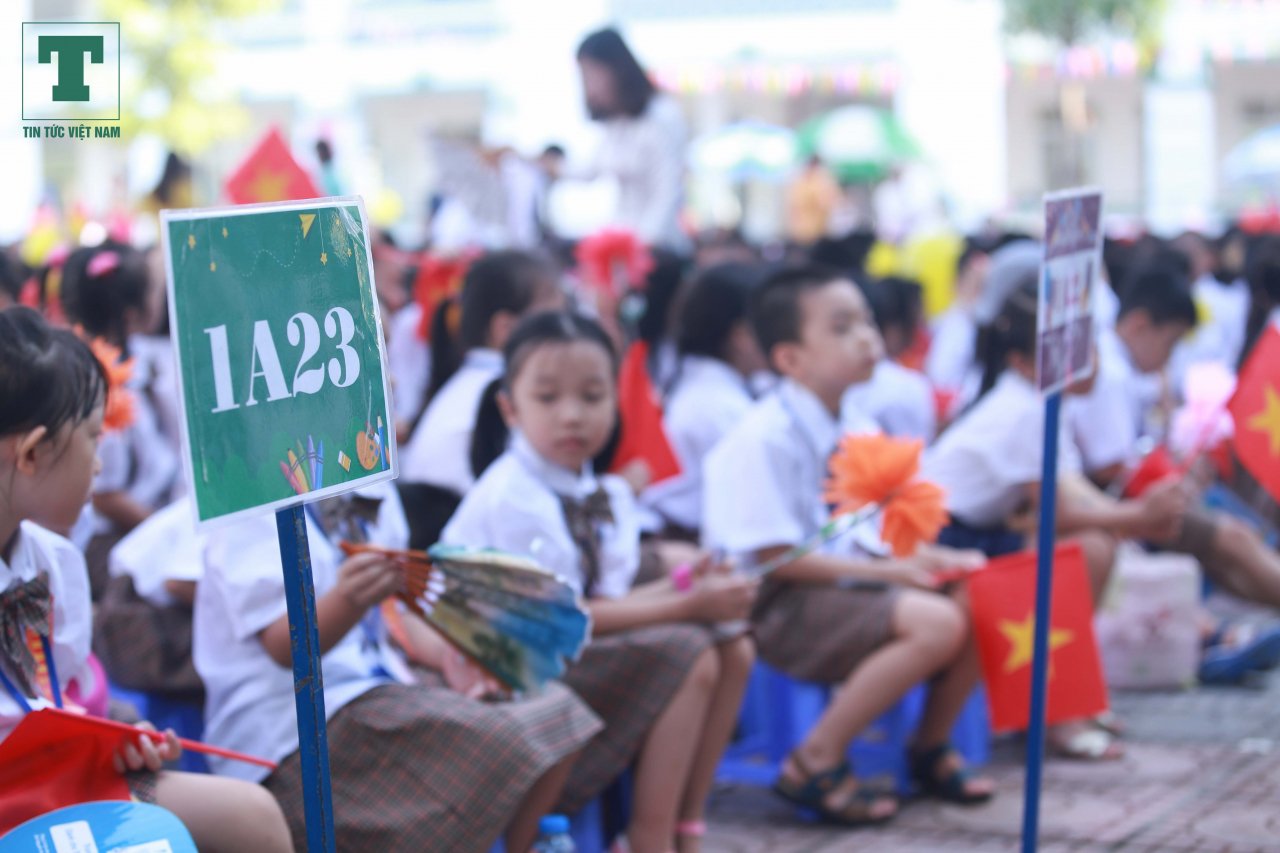 canh-dong-duc-trong-ngay-khai-giang-o-truong-tieu-hoc-nhieu-hoc-sinh-lop-1-nhat-ha-noi