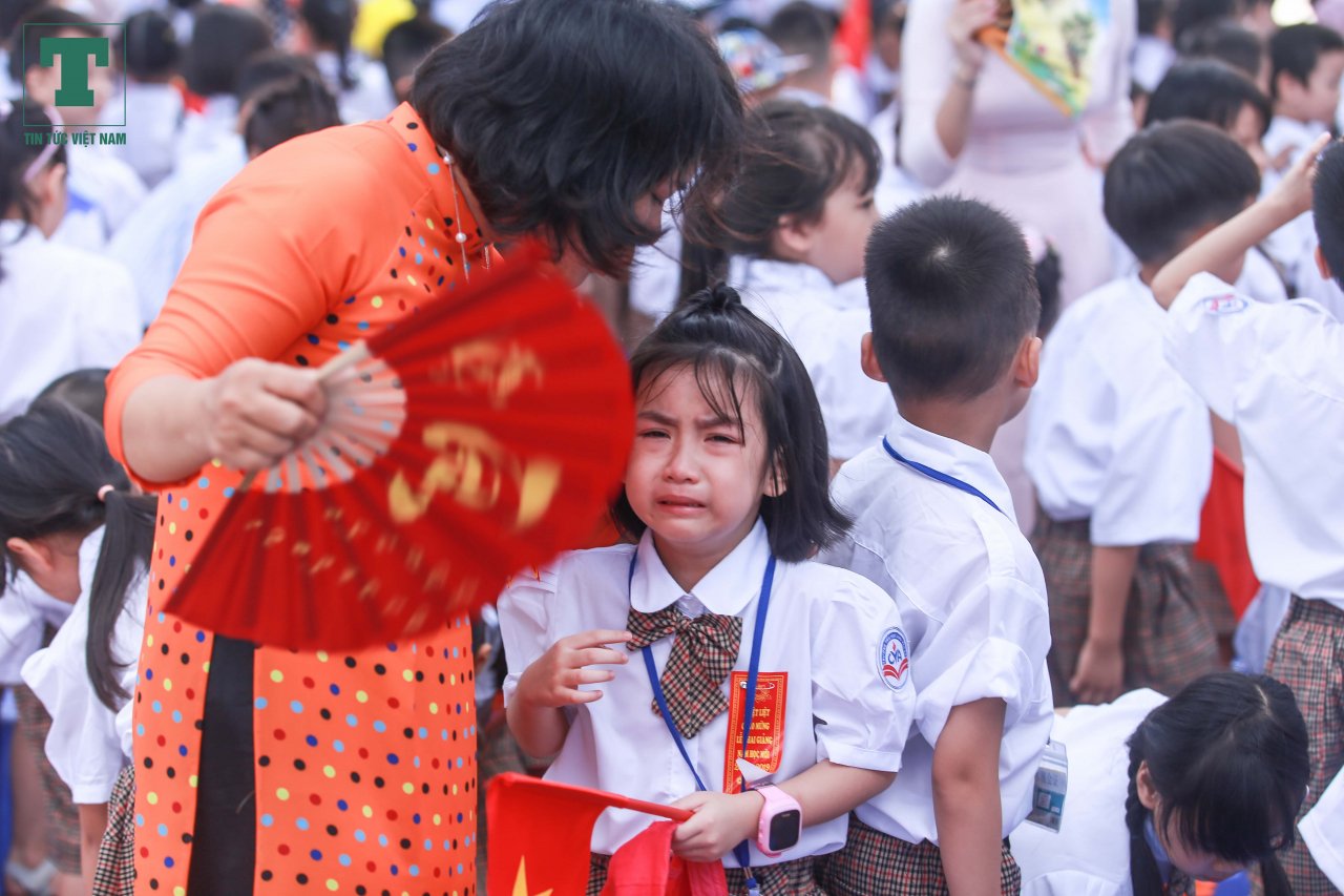 canh-dong-duc-trong-ngay-khai-giang-o-truong-tieu-hoc-nhieu-hoc-sinh-lop-1-nhat-ha-noi