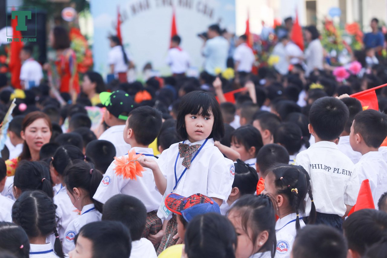 canh-dong-duc-trong-ngay-khai-giang-o-truong-tieu-hoc-nhieu-hoc-sinh-lop-1-nhat-ha-noi