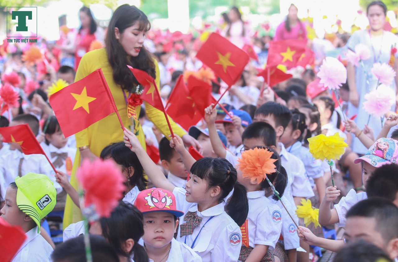 canh-dong-duc-trong-ngay-khai-giang-o-truong-tieu-hoc-nhieu-hoc-sinh-lop-1-nhat-ha-noi