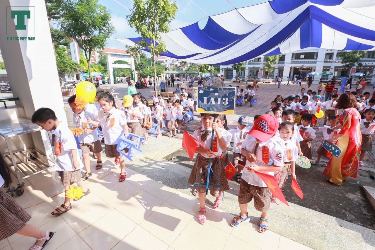 canh-dong-duc-trong-ngay-khai-giang-o-truong-tieu-hoc-nhieu-hoc-sinh-lop-1-nhat-ha-noi