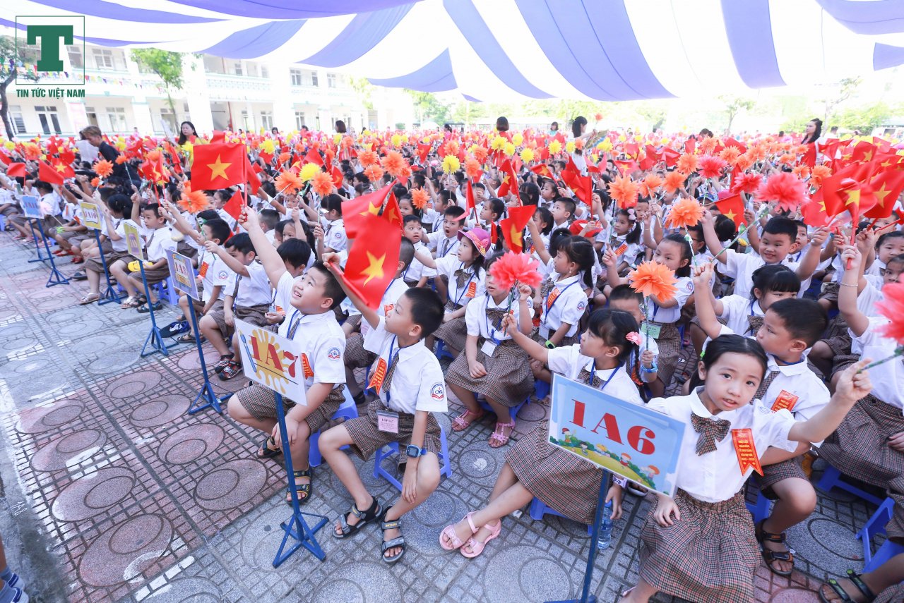 canh-dong-duc-trong-ngay-khai-giang-o-truong-tieu-hoc-nhieu-hoc-sinh-lop-1-nhat-ha-noi