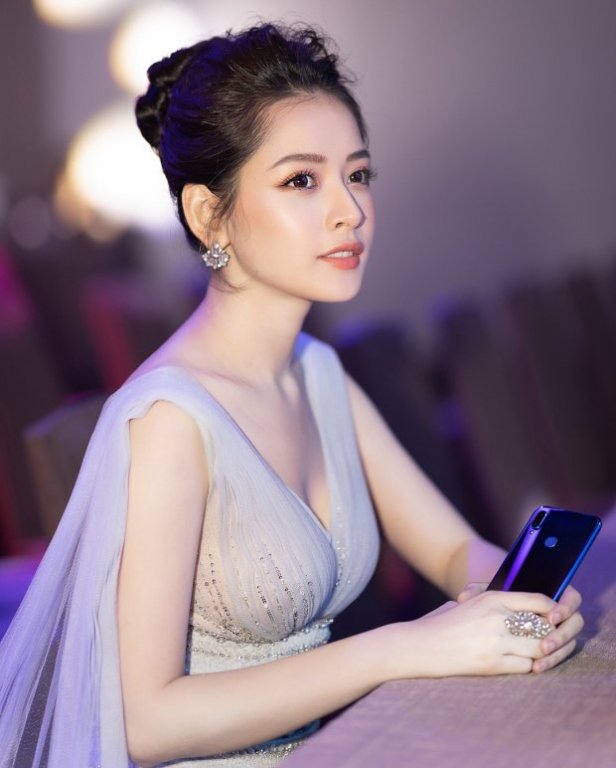 chi-pu-tiep-tuc-dot-mat-nguoi-nhin-khi-tao-bao-mac-vay-xuyen-thau-khoe-tron-vong-mot-nong-bong