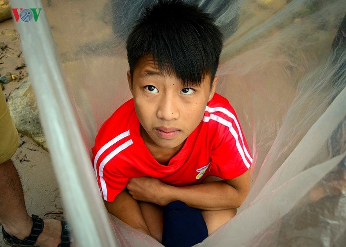 dien-bien-van-con-canh-hoc-sinh-chui-tui-nilon-vuot-suoi-lu-toi-truong
