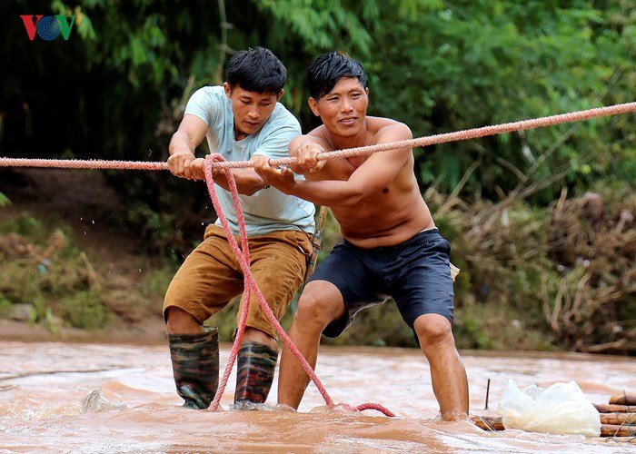 dien-bien-van-con-canh-hoc-sinh-chui-tui-nilon-vuot-suoi-lu-toi-truong