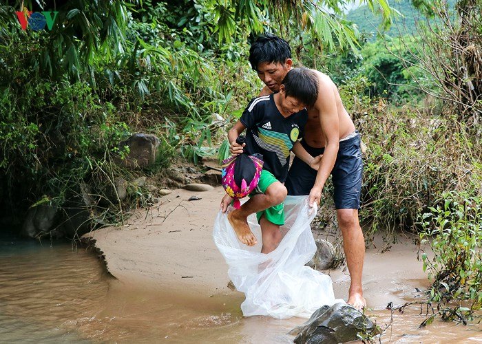 dien-bien-van-con-canh-hoc-sinh-chui-tui-nilon-vuot-suoi-lu-toi-truong