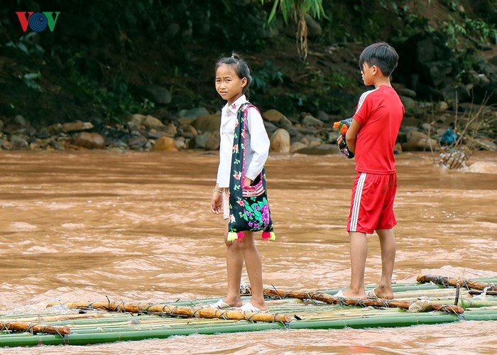 dien-bien-van-con-canh-hoc-sinh-chui-tui-nilon-vuot-suoi-lu-toi-truong