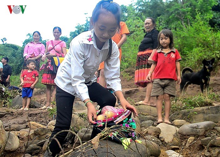 dien-bien-van-con-canh-hoc-sinh-chui-tui-nilon-vuot-suoi-lu-toi-truong