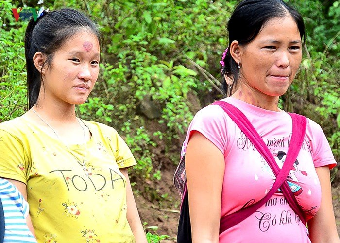 dien-bien-van-con-canh-hoc-sinh-chui-tui-nilon-vuot-suoi-lu-toi-truong
