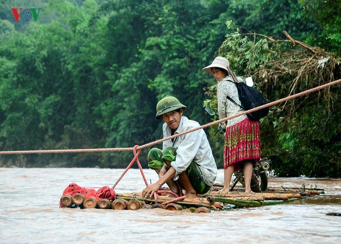 dien-bien-van-con-canh-hoc-sinh-chui-tui-nilon-vuot-suoi-lu-toi-truong