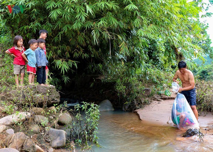 dien-bien-van-con-canh-hoc-sinh-chui-tui-nilon-vuot-suoi-lu-toi-truong