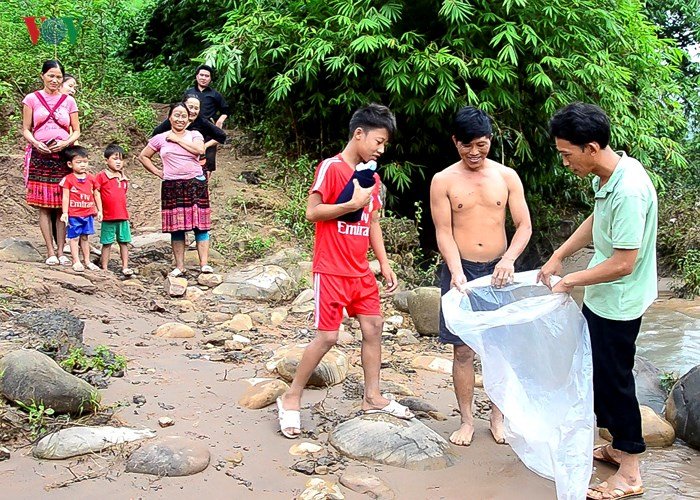 dien-bien-van-con-canh-hoc-sinh-chui-tui-nilon-vuot-suoi-lu-toi-truong