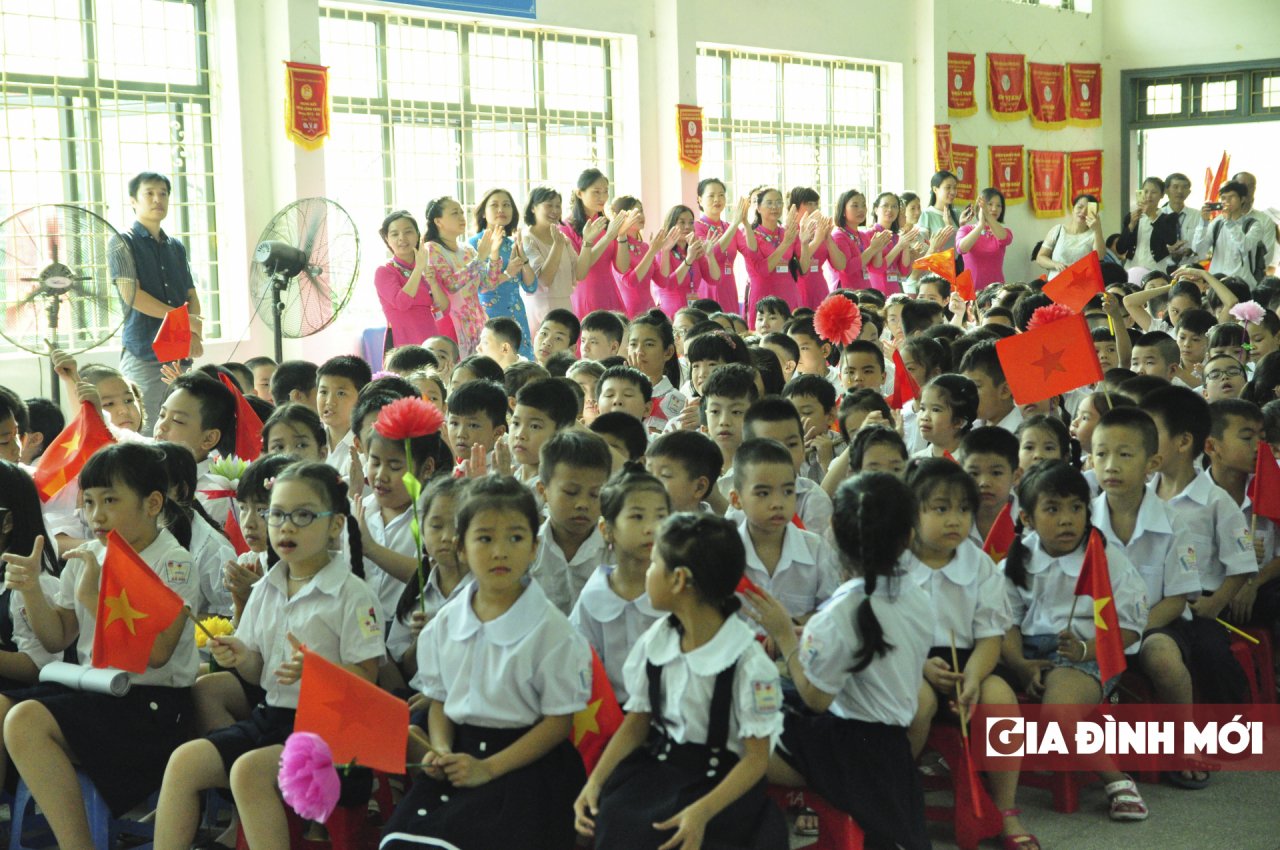  Các thầy cô giáo và các em học sinh chào đón sự xuất hiện của các học sinh khối 1 và khối 6 