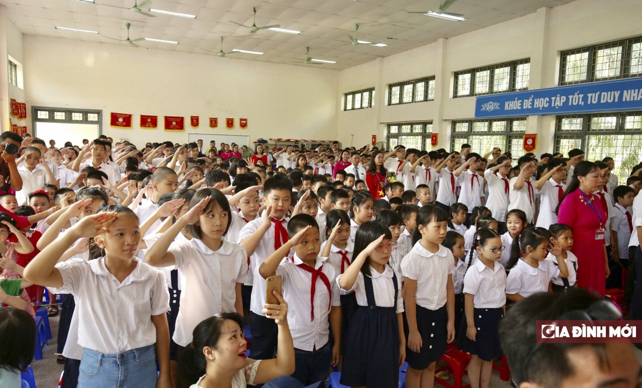  Các em học sinh đứng dậy làm lễ chào cờ 