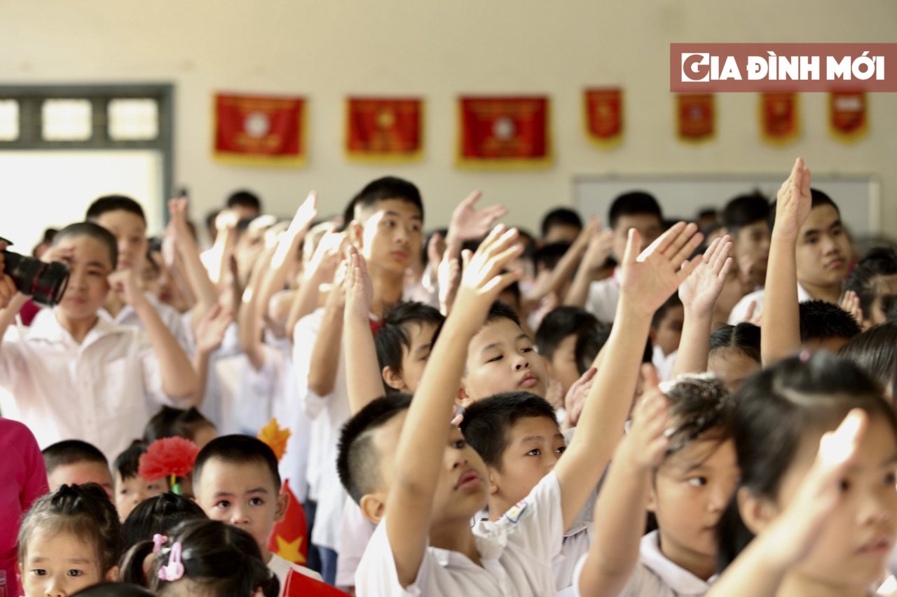  Các em học sinh có độ tuổi, mức độ khuyết tật và khả năng nhận thức khác nhau. Vì thế các thầy cô phải khá vất vả trong việc ổn định, tập trung xếp hàng cho các em trong buổi khai trường. 