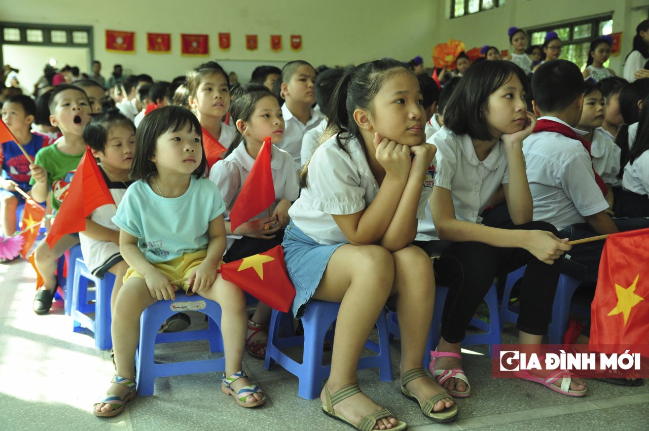  Thầy Phúc - Giáo viên dạy Toán, Lý, Trường THCS Xã Đàn cho biết, toàn trường có khoảng gần 500 học sinh thì phân nửa số đó là trẻ em khuyết tật. Những học sinh học tập tại ngôi trường đặc biệt này lại được nhận tình yêu thương nhiều hơn từ các thầy cô, vì thế các em luôn lạc quan, vui vẻ học tập. 