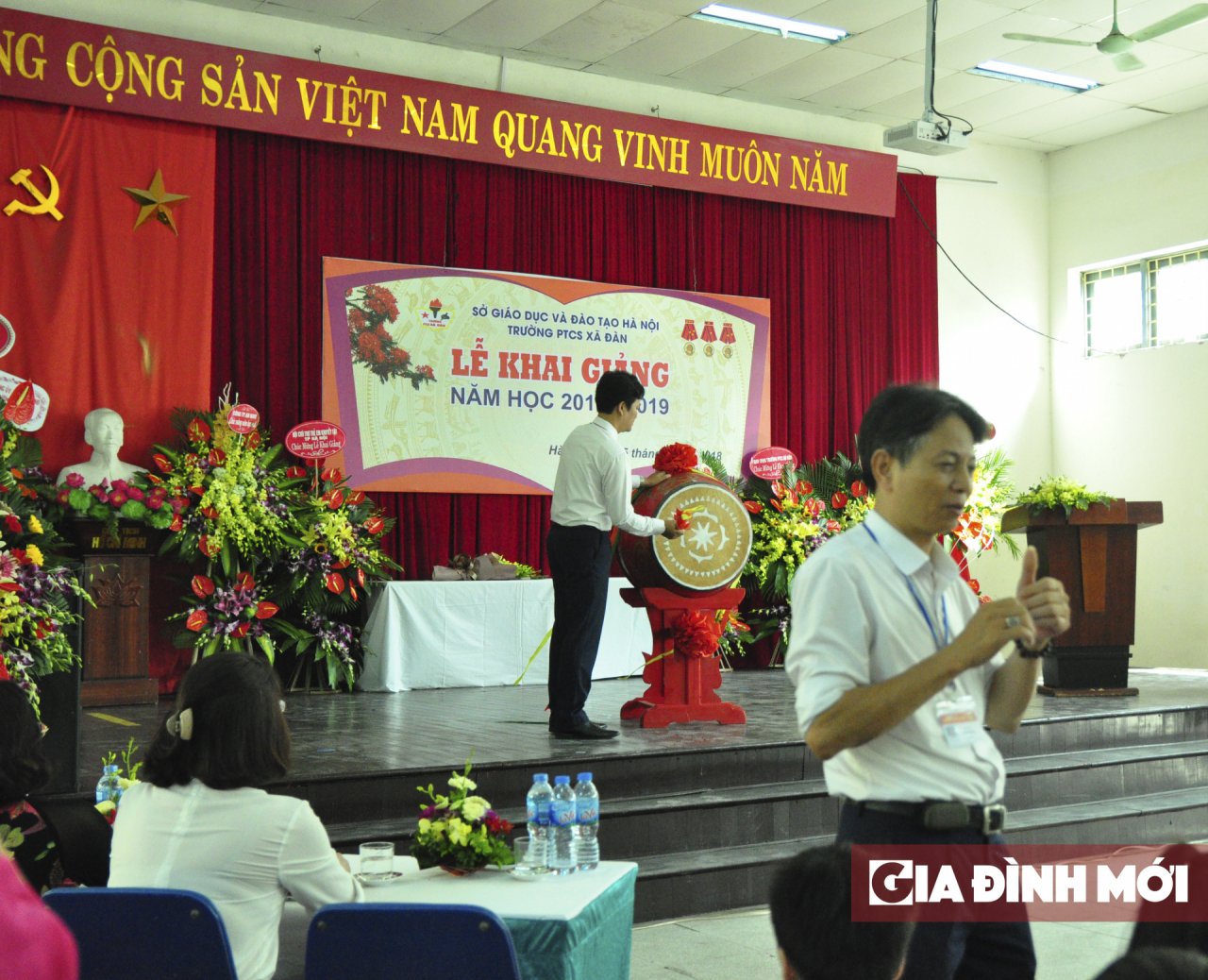  Thầy Đỗ Mình Tiến giáo viên dạy Toán - Lý cấp 2 phiên dịch cho các học sinh. Thầy Hiệu trưởng Phạm Văn Hoan đánh trống Chào mừng năm học 2018-2019. Cùng với đó, các thầy cô đang nhắn gửi tới các em học sinh: “Cố gắng luyện rèn để trở thành chủ nhân tương lại của đất nước”. 