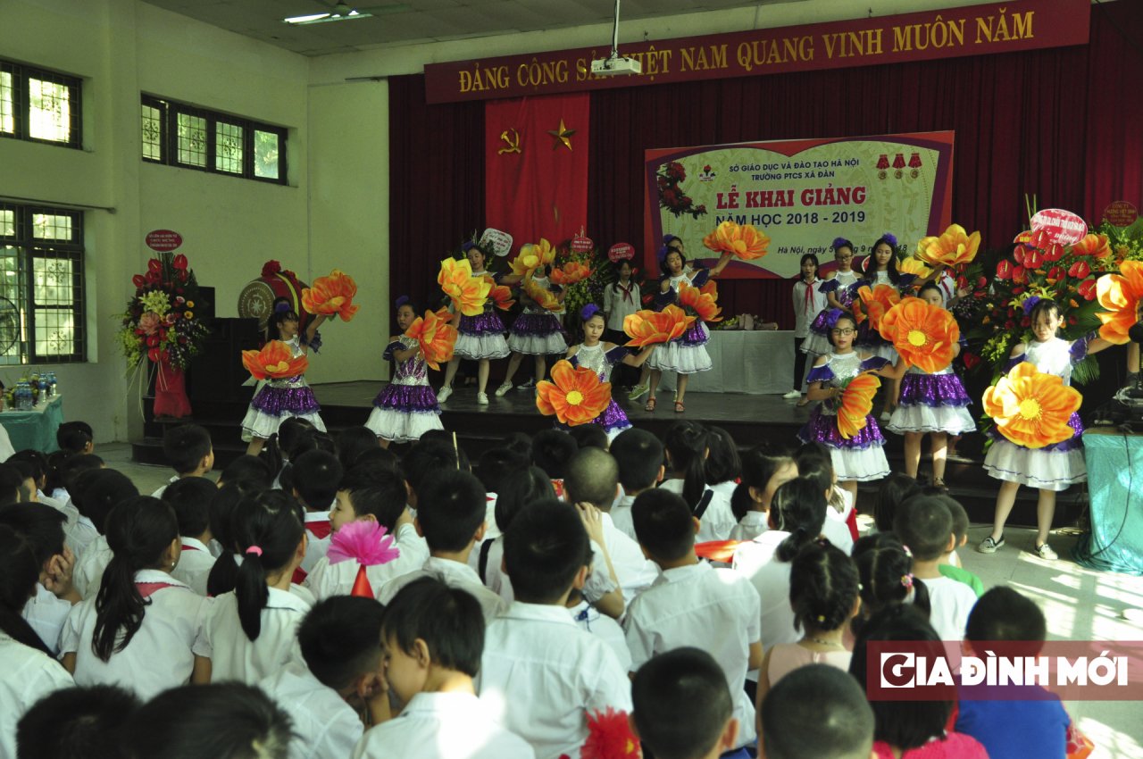  Các tiết mục khuấy động không khí nhận được nhiều hưởng ứng từ thầy cô, học sinh 