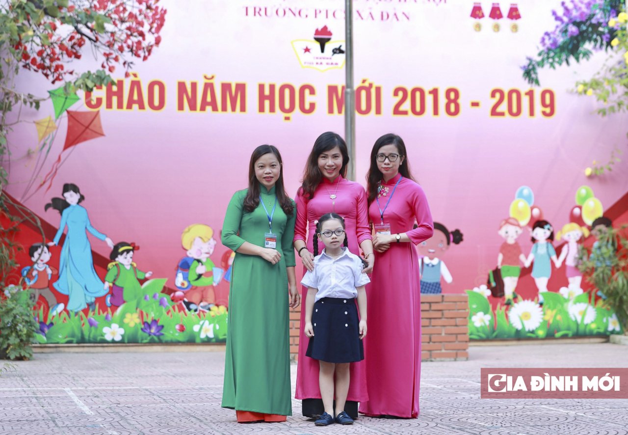  Các em học sinh có độ tuổi, mức độ khuyết tật và khả năng nhận thức khác nhau. Vì thế các thầy cô phải khá vất vả trong việc ổn định, tập trung xếp hàng cho các em trong buổi khai trường. 