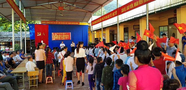 Rớt nước mắt với bát mì tôm ăn vội của giáo viên miền núi sau lễ khai giảng