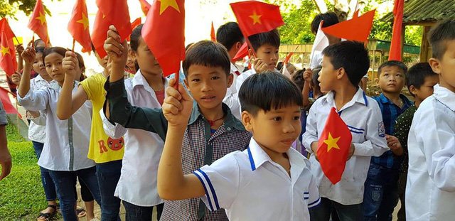 Rớt nước mắt với bát mì tôm ăn vội của giáo viên miền núi sau lễ khai giảng