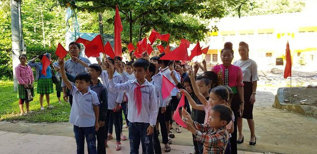 Rớt nước mắt với bát mì tôm ăn vội của giáo viên miền núi sau lễ khai giảng