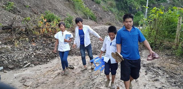 Rớt nước mắt với bát mì tôm ăn vội của giáo viên miền núi sau lễ khai giảng