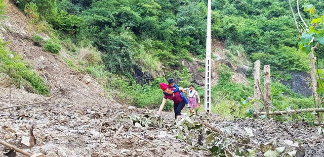 Rớt nước mắt với bát mì tôm ăn vội của giáo viên miền núi sau lễ khai giảng