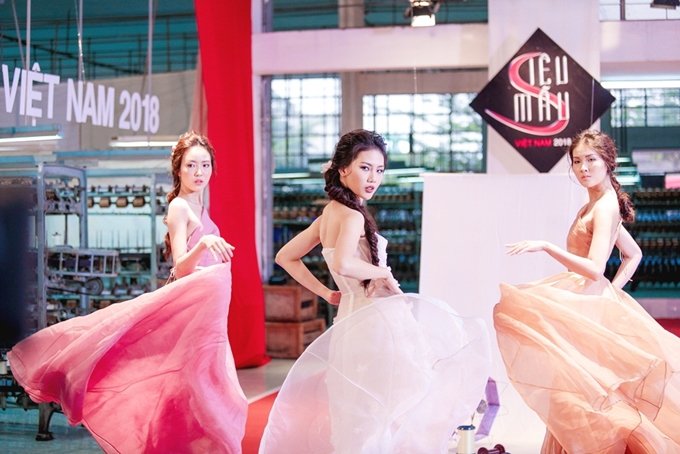 nha-thiet-ke-ha-duy-lai-phat-ngon-gay-tranh-cai-giua-on-ao-dau-khau-voi-huong-giang-tren-ghe-nong-sieu-mau-viet-nam-2018
